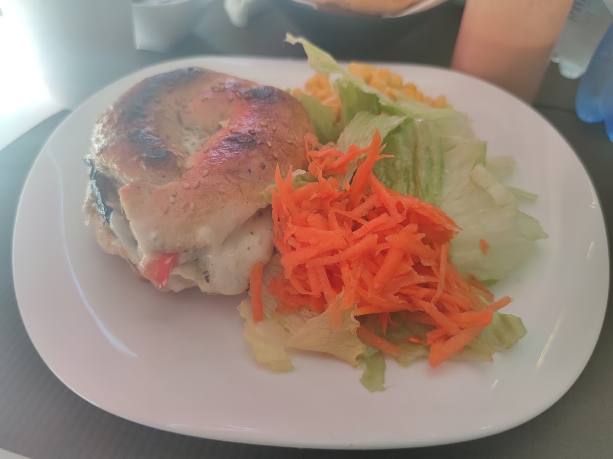 Bagel farcito con contorno
